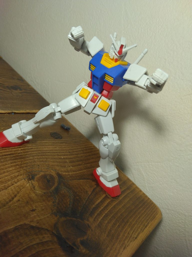 パーツ数はとても少ないのに広い可動域(gundam-kao7)