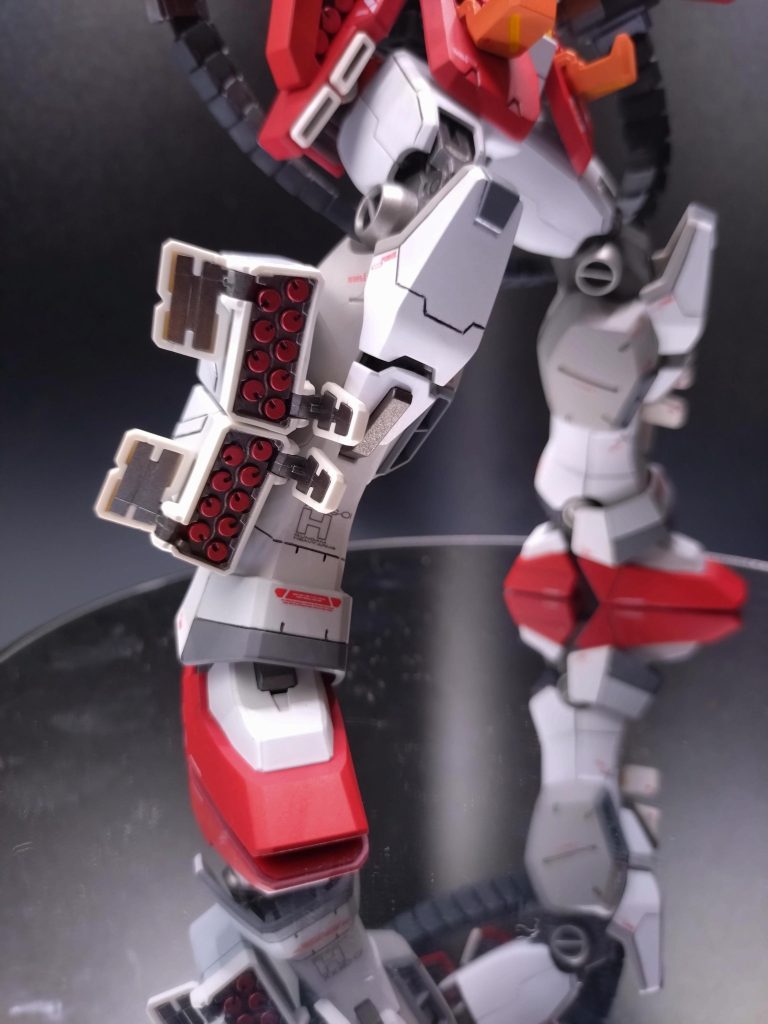 白い部分は4色使用してます。濃いグレーはメカサフライトふくらはぎはサフエヴォ足首上部とミサイルコンテナはスチールホワイト他はピュアホワイトです。後、スジボリを少々!