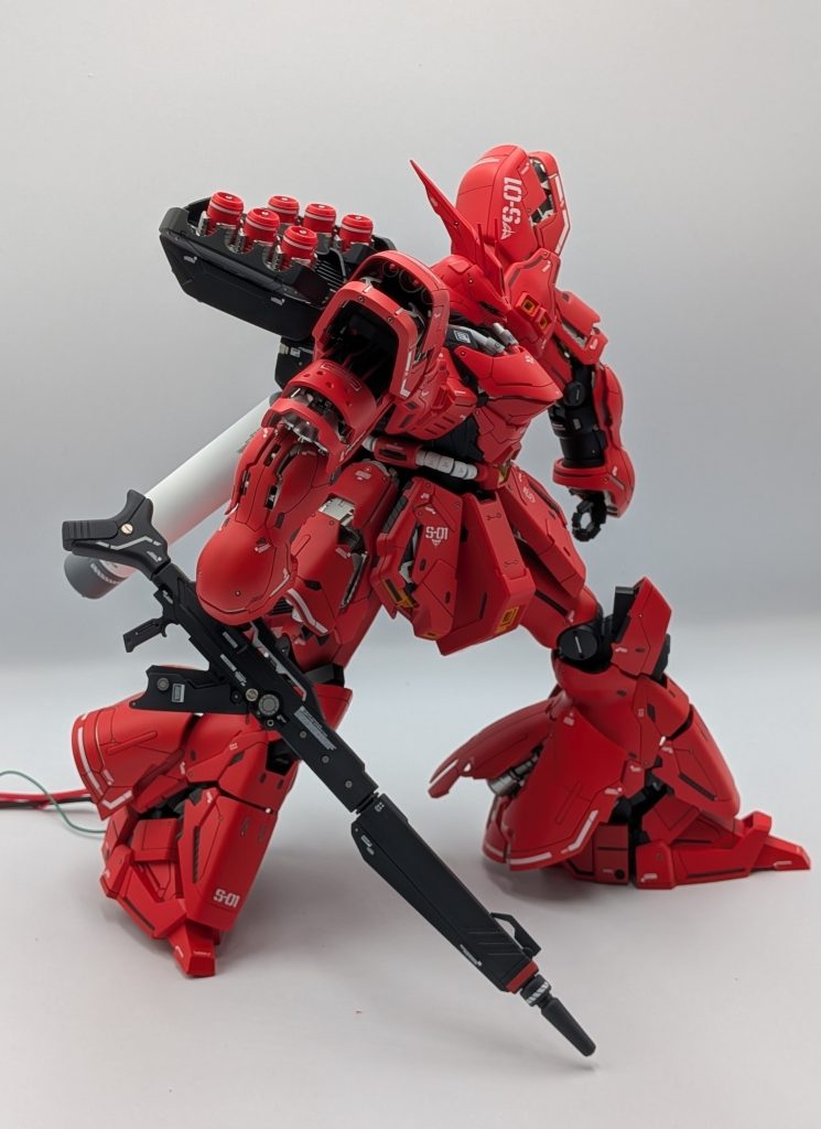 RGサザビーで、３色のレッドに塗り分けたことがあるのですが、なぜかマダラに見えてしまったので、今回はローズブライトレッド１色で塗装しました😊格好良く３色に塗り分けしている方の作例を観ると、本当に尊敬します🙇
