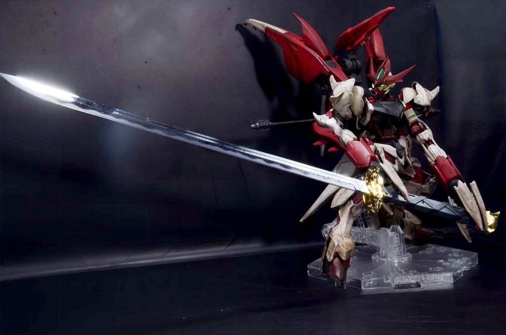 PGレッドフレームのガーベラストレート持たせてみたら持ててしまったの図。面白半分でいけるかと試したらガッツリ掴んでくれましたwこれでこそレッドフレーム！