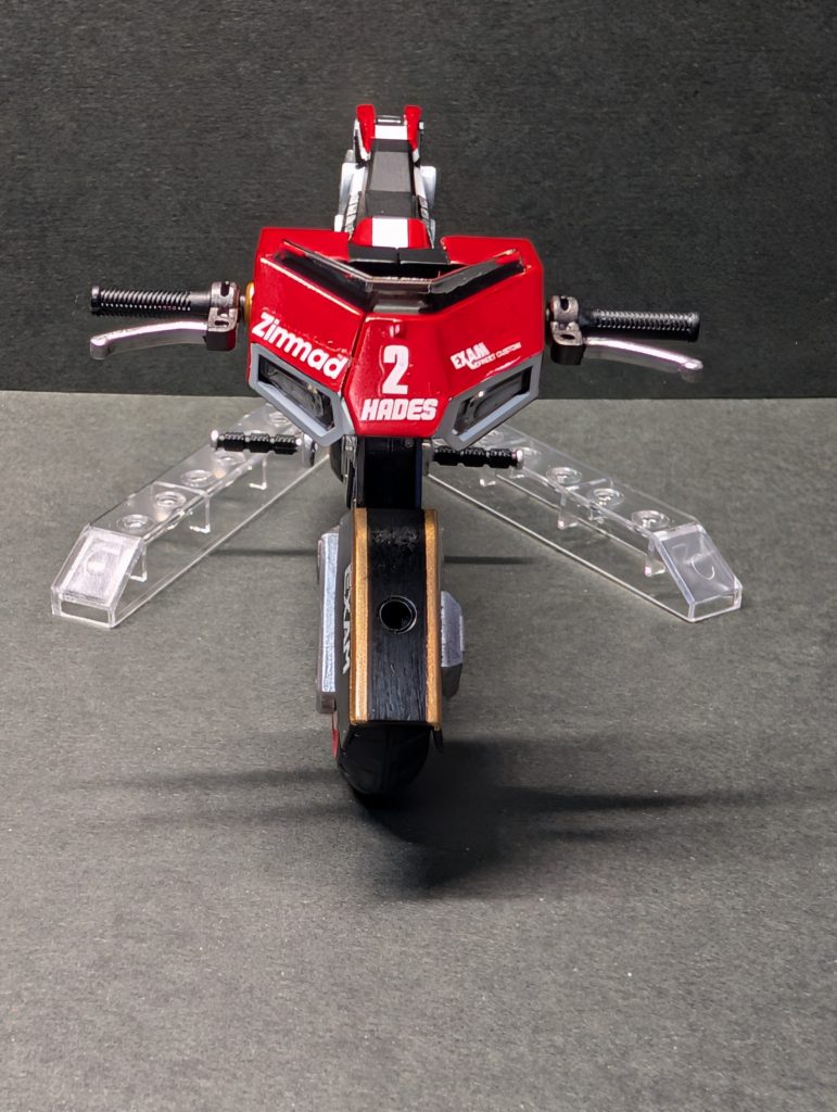 ワークスマシン正面。こうやって見ると仮面ライダーのバイクにも見えるかな