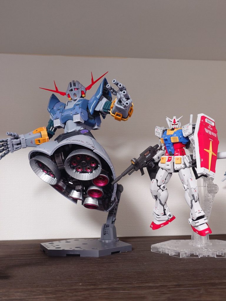 ガンダムとツーショット思ったより小さいと思いましたが足（ただの飾り）がなくてこのボリュームはやはり只者じゃないですね。