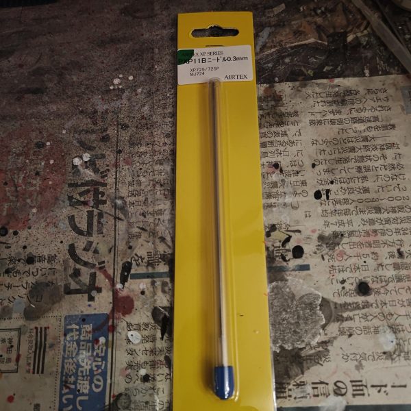 塗装中にでが悪くなりノズルキャップを確認していた時にハンドピースが落下し、塗料ぶちまけーの、ニードル曲がりーので作業中断(zaku-kao3)フェイスパーツの塗り分けしましたが、重ねたら野暮ったくなりそうで、どうするか悩み中。（2枚目）