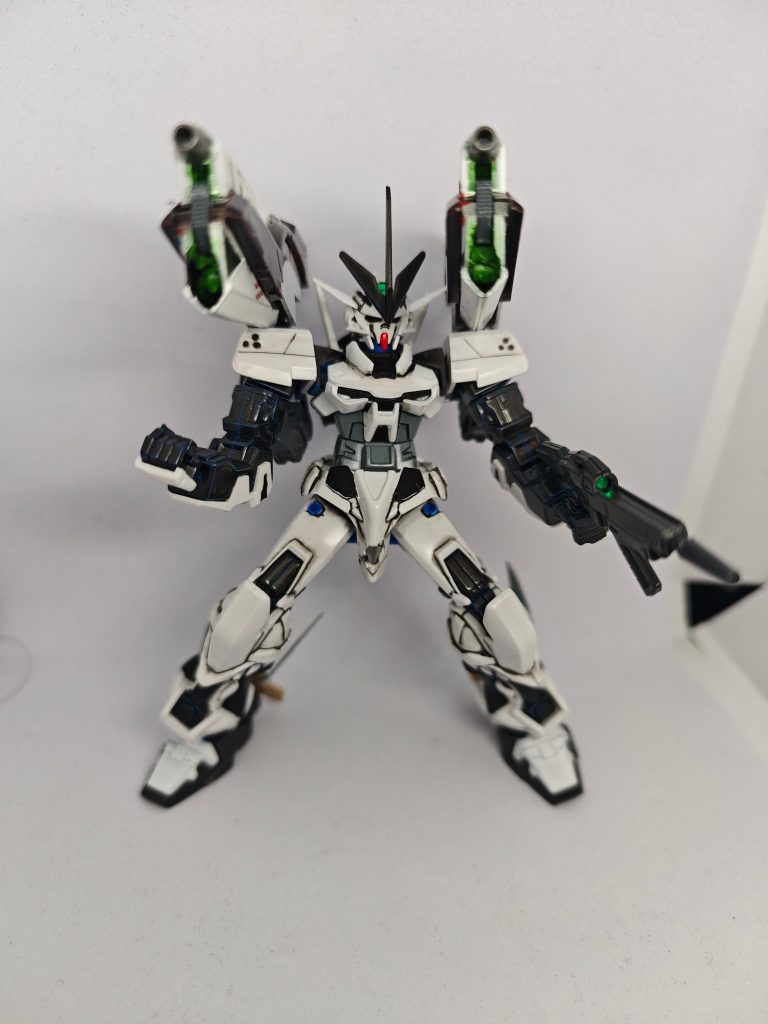 元はHGブルーフレームを素体として改造しました。両肩につけているのが今回の目玉である可変式収束砲『ドラグハウル』です。また頭部はプラ板で改造して元の印象から変わった感じがするようにしました。