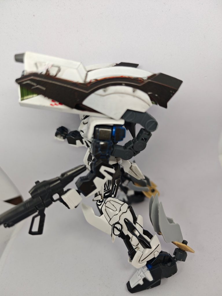 真横からです。バックパックからではなく二の腕からボールデンアームズで接続しています。