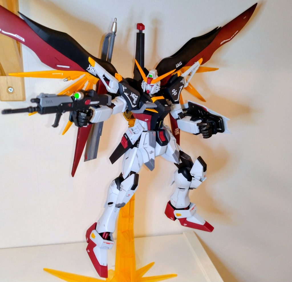 脚とフロントアーマーにスジボリや塗り分けを追加しています。元のカラーリングはオレンジが多くて眩しかったので、ネイビーブルーで落ち着かせました。