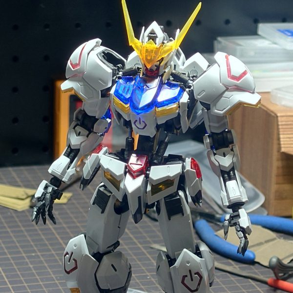 欲しかったMGバルバトスを某OFFにて定価より安かったので購入！ただソリッドクリアーバージョンなのでどうしたものか…すごくできが良く、私がガンプラから離れている間の技術進化に脱帽ですwこの子には少し改造をしたいと思っております！仮組でダボなど多少切ったけど胸部を割らずにもう1回ばらせるかな…（2枚目）