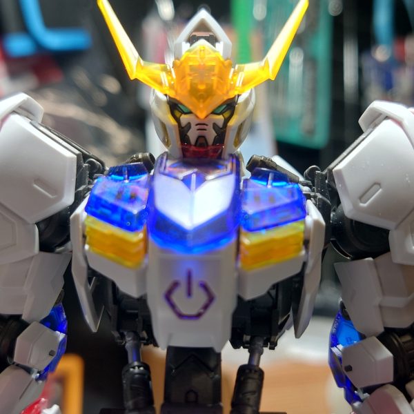 欲しかったMGバルバトスを某OFFにて定価より安かったので購入！ただソリッドクリアーバージョンなのでどうしたものか…すごくできが良く、私がガンプラから離れている間の技術進化に脱帽ですwこの子には少し改造をしたいと思っております！仮組でダボなど多少切ったけど胸部を割らずにもう1回ばらせるかな…（3枚目）