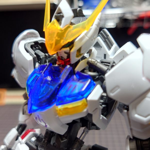 欲しかったMGバルバトスを某OFFにて定価より安かったので購入！ただソリッドクリアーバージョンなのでどうしたものか…すごくできが良く、私がガンプラから離れている間の技術進化に脱帽ですwこの子には少し改造をしたいと思っております！仮組でダボなど多少切ったけど胸部を割らずにもう1回ばらせるかな…（4枚目）