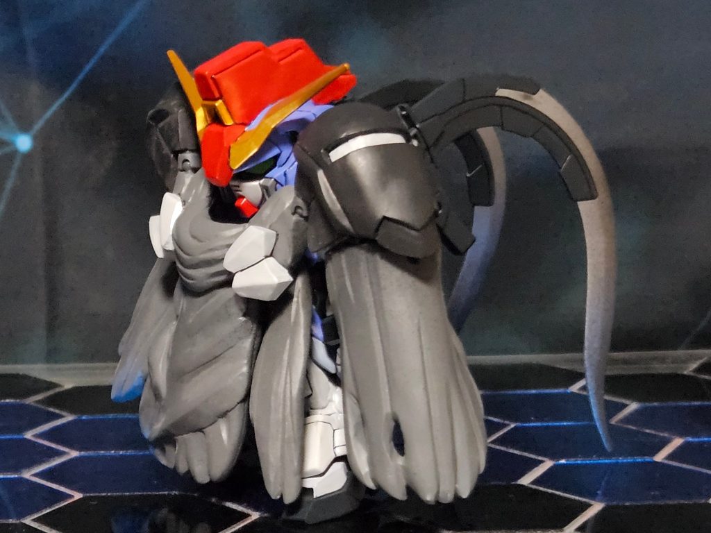 対ビームコーティングマントをパテから制作。複数のマント部品をボールジョイントで繋ぎ合わせているのである程度可動します。