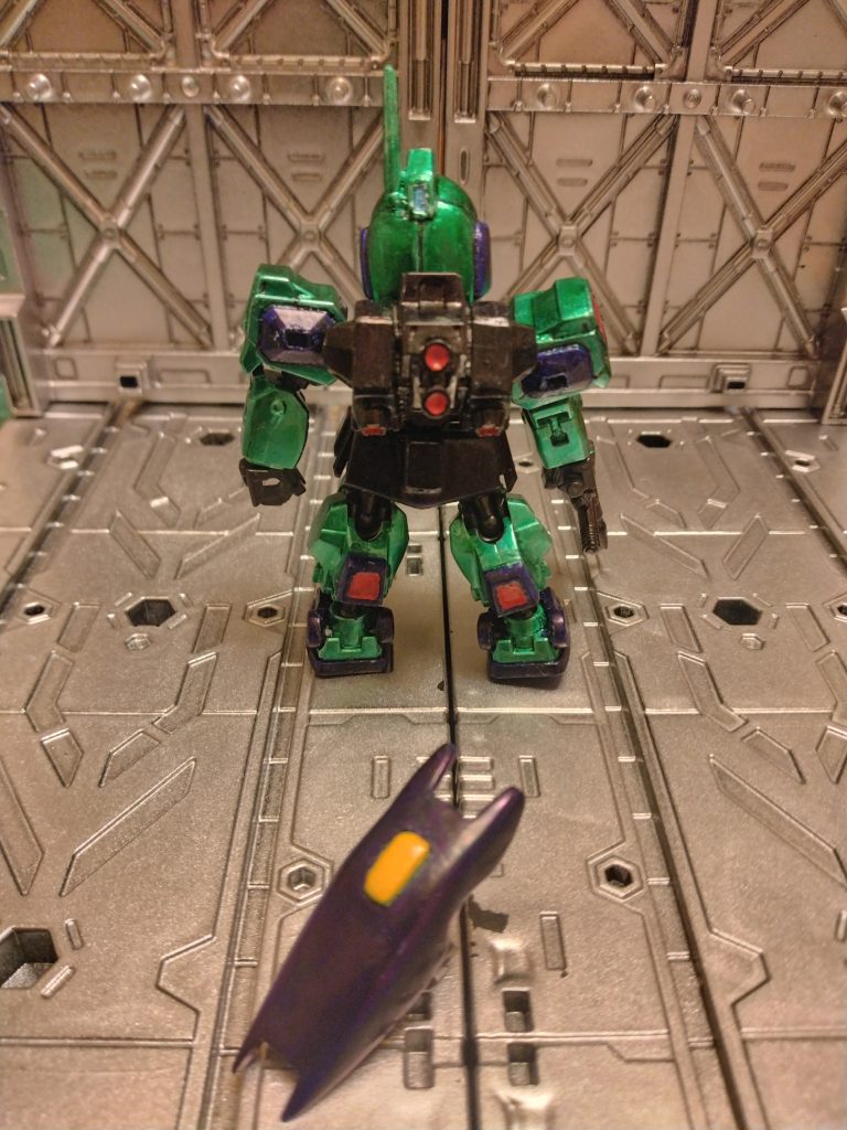 塗装はガンダムマーカー（ペンタイプ）で、ひたすら重ね塗りしています。技術不足のため、ムラがひどいですが(gundam-kao9)少し遠くから見れば…？今回も、ところどころアレンジ（手抜き？(gundam-kao1)）しているので、ネモ(風)ですね(zaku-kao4)