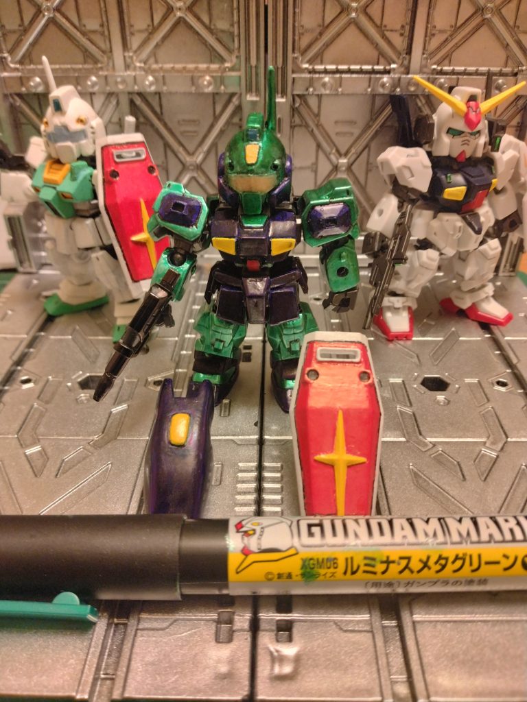 本体のグリーンはガンダムマーカーのルミナスメタグリーンを使用。ブルーは自宅にあった水性マーカーを重ね塗りした後、ガンダムマーカークリアー光沢を重ね塗りしました。