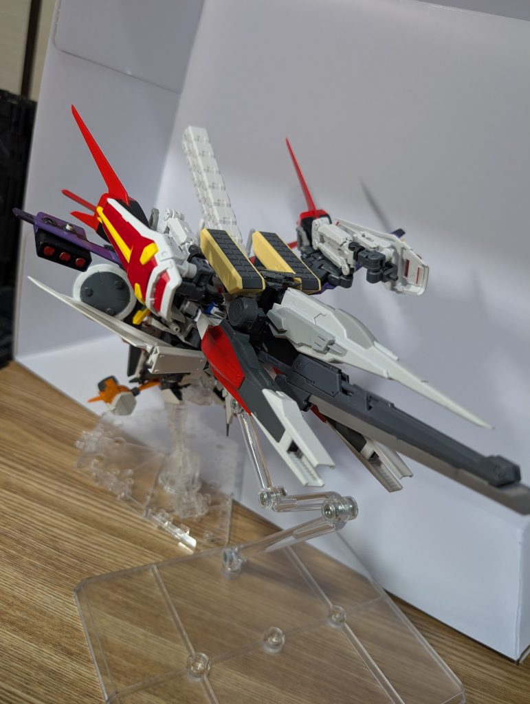 可変機能エクセシブストライクはモビルアーマー形態を持っている。エクストラシルエットを一度分離してパーフェクトストライク改の前方に装着、ストライク自体はスラスターや脚部を後方へ向けて推力の向きを安定させる。