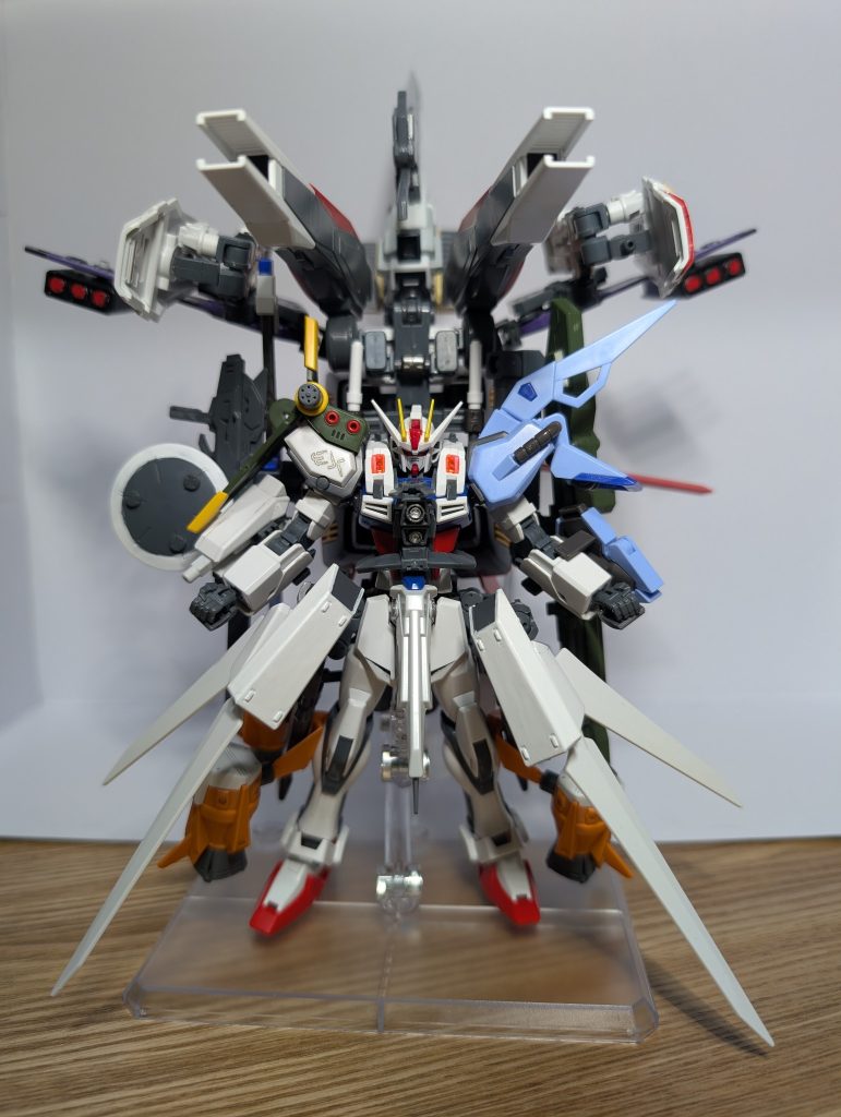 GAT-X105-EX　エクセシブストライク武装支援機エクストラシルエットをパーフェクトストライク改に合体させた形態。その特殊性からエクセシブ（過剰な）ストライクと呼ばれる過剰な兵装は戦場をバッテリー切れ前に制圧し切るほど。総火力、対応力、防御兵装、推力、姿勢制御、バッテリー容量、バランスの悪さ、操作難易度、全てが最高峰になっている。火力は化物だが、本来型落ちのストライクを使用しているため、バランスは非常に悪く、ダメージコントロールもざっくりしているので使い終わりや被弾した部位はどんどんパージする。素体はストライク改と呼ばれ、連合で追加生産されたストライクガンダムを、様々な試験的な兵装や組み合わせを試しては改修していった機体。　画像では見づらいがカメラアイは黄色と青のオッドアイ