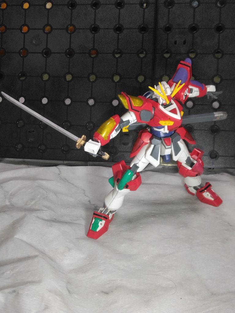 トライバーニングから武装として太刀が増えました。白の成形色だったので、塗装すると映えますね。