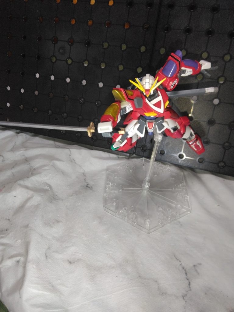 道着っぽい装甲に刀を足すと、操縦者のセカイと師匠のドモンの関係のように感じます。格闘メインの機体だったので、武器を使っているポーズがなかなか分からない😅