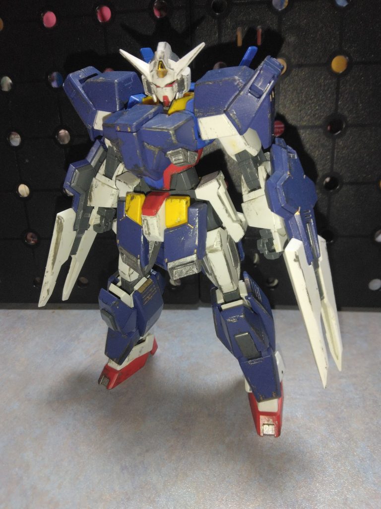 AGE放送当時にFXやダークハウンドと一緒に飾りたいと思って購入したフルグランサ。未だにAGE-FXが手に入らず😅親子3世代になるのは、もう少し先になりそうです。フリット編でのAGE-1はウェアチェンジでタイタス、スパローと換装してヴェイガンと戦ってきましたが、グランサではチェンジすることはなく攻撃を受けても重装甲で耐えて狙いにいく戦闘スタイルに変わりました。アセム編、キオ編、最終話まで多くの仲間を失ってきたフリットの気持ちの現れが感じられる機体になりました。