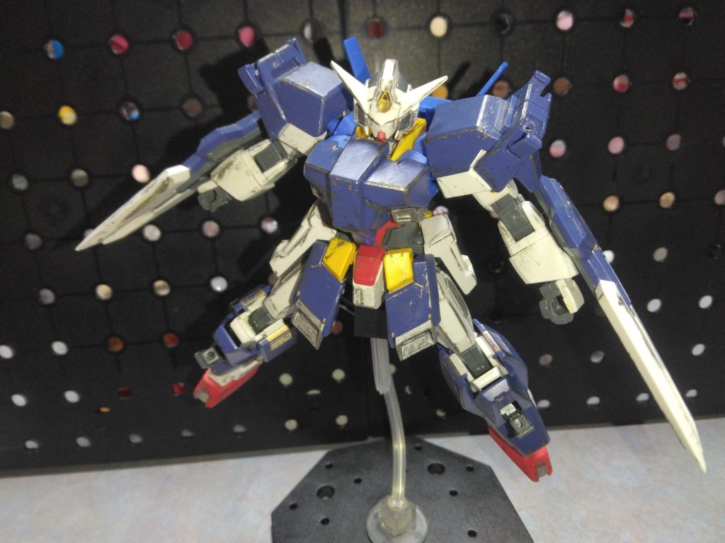 肩、脚部にミサイルハッチがあり、それぞれ展開できます。開口モールドはありましたが塞がっていたので、ピンバイスで開口。