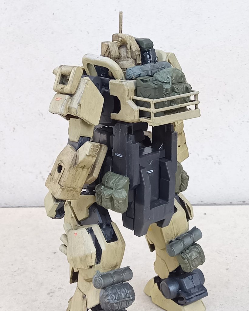 背面は現用戦車によく見られるバスケットという荷物置き場を設置。元からあるバックパックは腰に移動させました。おかげで膝立ちがやりにくいです。