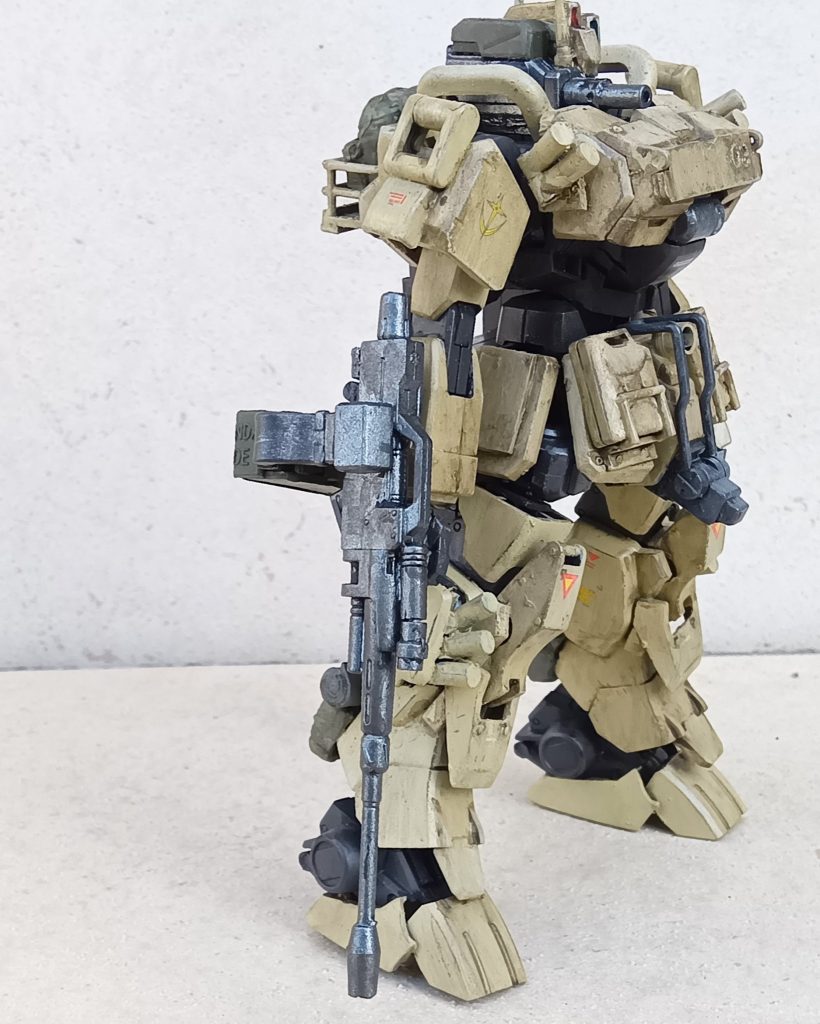 武装は顔面マシンガンと機関砲です。機関砲はビームライフルを改造しました。弾倉はランナーから制作。