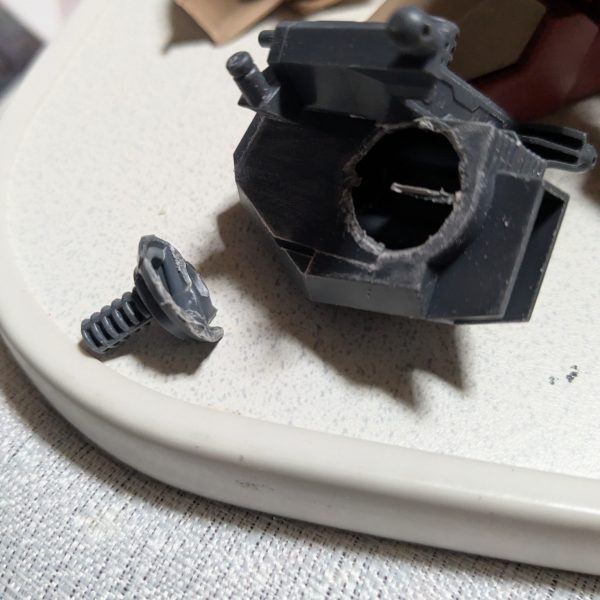 ガンプラ関係のYouTubeを見ていたら何か?急に、メッサーF01型が作りたくなって来て、2026年 3月29日(日)仮組み〜 改修製作を開始した。約4ミリ幅詰め、1センチ延長したけど見た目がほとんど変わらい。 2026年 3月31日(火)。ホビーゾーンの再販品。この日来た人数23人。抽選の結果、23人中15番目になる。1番から好きなガンプラを1つ購入して行く。MGEXストライクフリーダムガンダムが、消えて行く。15番目のわっちの番には、MGEXストライクフリーダムガンダムが1つ残っていた。がホビーゾーン常連の1人から購入予定だったので、1番欲しい買ったけどスルーする。2番目にMGニューガンダムが、欲しかったがわっちの番には、既に無くなっていた。仕方無くMGSD デスティニーガンダムを購入した。 (3枚目)