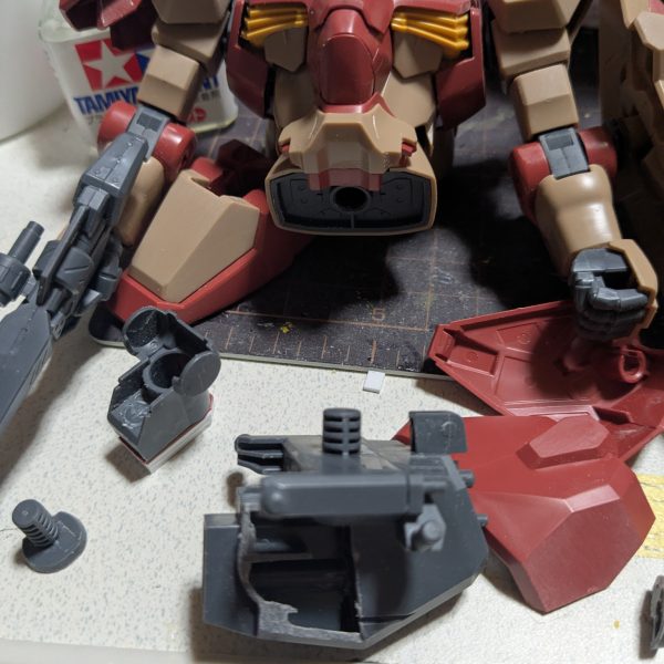 太ももを切ってプラ板を挟んで、削るのが面倒くさいから簡単に脚を延長出来ないなぁ〜？と行き着いたのが、股軸を下げるだった。D2の39番とＤ2の32番の股軸を画像の様に、約1.5ミリ幅詰め左右合わせて約3ミリ幅詰めした。空いた穴をマスキングテープで、形を取り、それを1ミリのプラ板で形を作って穴を塞ぐ。隙間をポリパテで埋めた。股を左右合わせて、約8ミリ以上幅詰めをした。後、足首を延長した事で見た目も良くなったかなぁ〜？（2枚目）