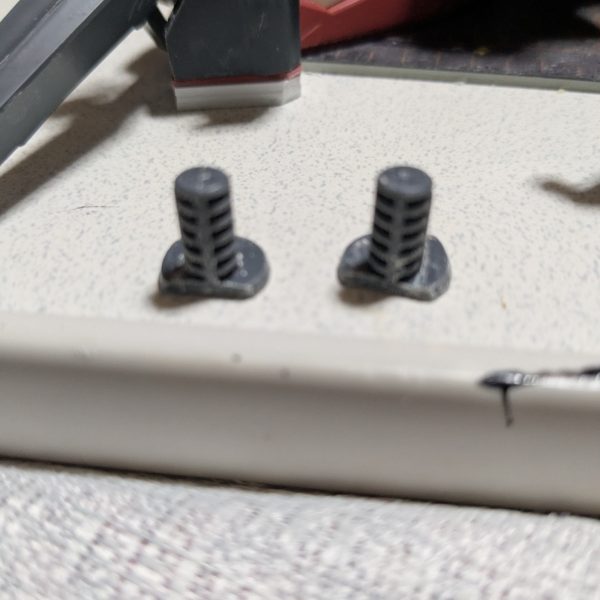 太ももを切ってプラ板を挟んで、削るのが面倒くさいから簡単に脚を延長出来ないなぁ〜？と行き着いたのが、股軸を下げるだった。D2の39番とＤ2の32番の股軸を画像の様に、約1.5ミリ幅詰め左右合わせて約3ミリ幅詰めした。空いた穴をマスキングテープで、形を取り、それを1ミリのプラ板で形を作って穴を塞ぐ。隙間をポリパテで埋めた。股を左右合わせて、約8ミリ以上幅詰めをした。後、足首を延長した事で見た目も良くなったかなぁ〜？（4枚目）