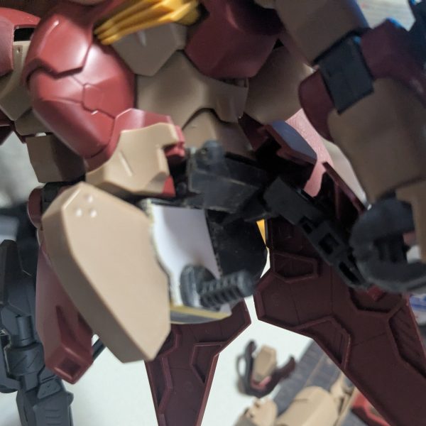 太ももを切ってプラ板を挟んで、削るのが面倒くさいから簡単に脚を延長出来ないなぁ〜？と行き着いたのが、股軸を下げるだった。D2の39番とＤ2の32番の股軸を画像の様に、約1.5ミリ幅詰め左右合わせて約3ミリ幅詰めした。空いた穴をマスキングテープで、形を取り、それを1ミリのプラ板で形を作って穴を塞ぐ。隙間をポリパテで埋めた。股を左右合わせて、約8ミリ以上幅詰めをした。後、足首を延長した事で見た目も良くなったかなぁ〜？（6枚目）