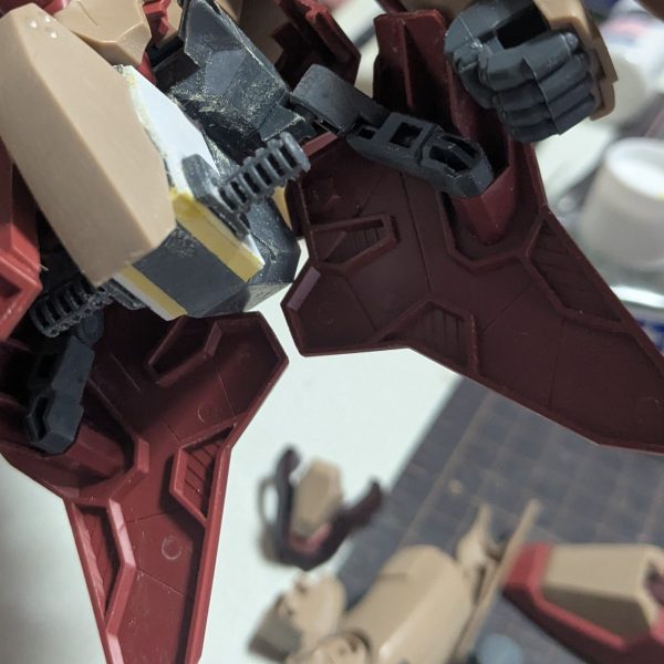 太ももを切ってプラ板を挟んで、削るのが面倒くさいから簡単に脚を延長出来ないなぁ〜？と行き着いたのが、股軸を下げるだった。D2の39番とＤ2の32番の股軸を画像の様に、約1.5ミリ幅詰め左右合わせて約3ミリ幅詰めした。空いた穴をマスキングテープで、形を取り、それを1ミリのプラ板で形を作って穴を塞ぐ。隙間をポリパテで埋めた。股を左右合わせて、約8ミリ以上幅詰めをした。後、足首を延長した事で見た目も良くなったかなぁ〜？（7枚目）