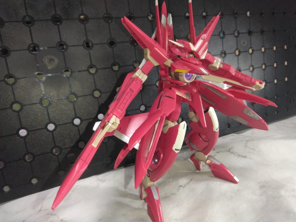 GNファングはサイドアーマーと一体成形なのではみ出しては拭いてを繰り返し塗装。今の時代なら別パーツ化されるんだろうか？