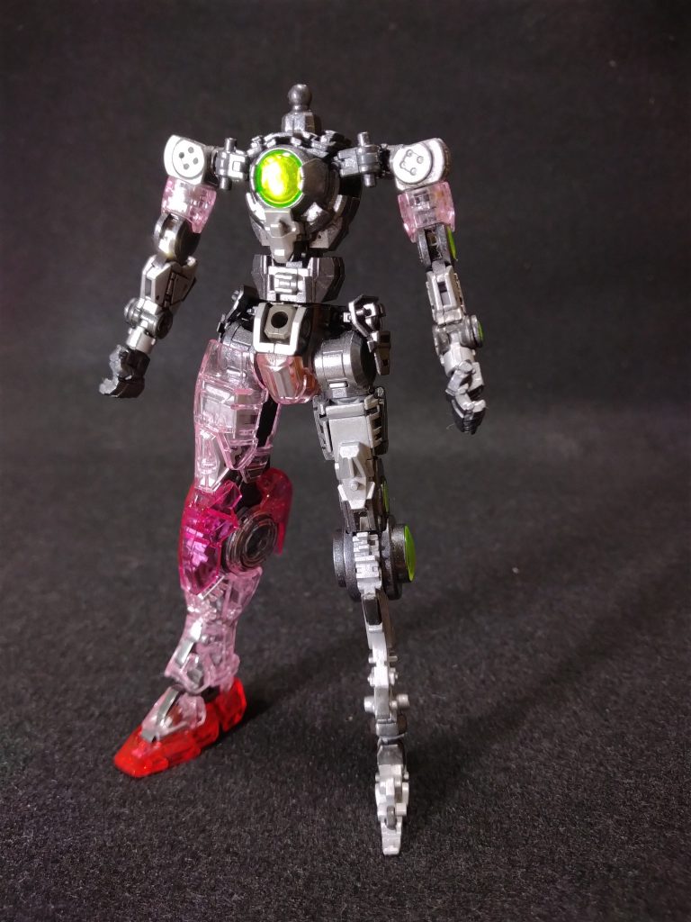 作品名：RGダブルオークアンタ製作中<p>製作中のRGダブルオークアンタ[トランザムクリア]です。 右足の装甲だけ取り付けられました。 艶有りのトップコートを表裏に吹いてあります。</p>
