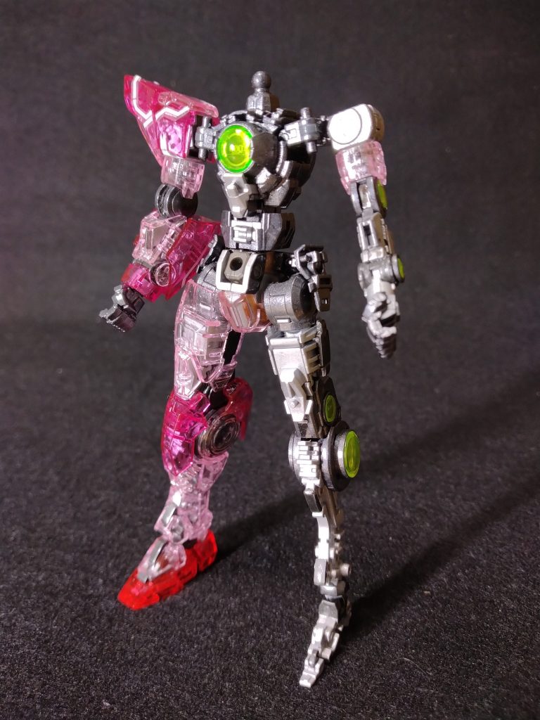 作品名：RGダブルオークアンタ製作中<p>製作中のRGダブルオークアンタ[トランザムクリア]です。右腕の装甲部品を取り付けました。まめまめしくゲート処理して、艶有りのトップコートを表裏に吹いてあります。大きいデカールだけ貼りました。</p>
