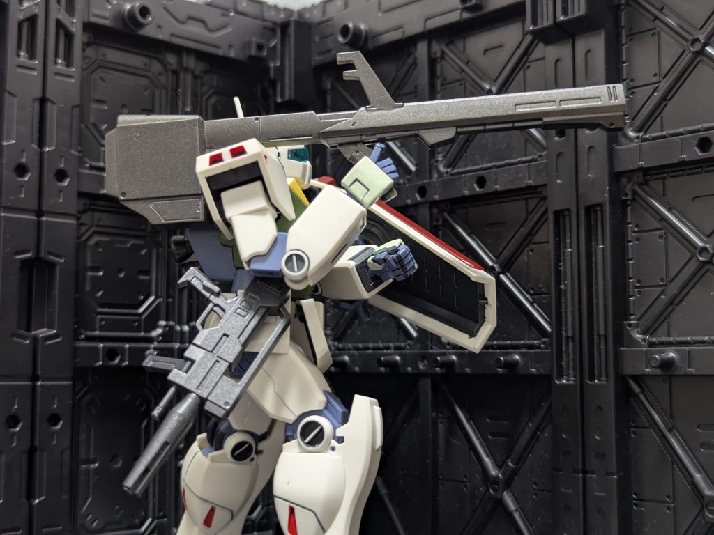 改修箇所③サイドアーマーとビームライフルにネオジム磁石を仕込んで、バズーカの使用時にライフルを懸架出来るようにしてます。