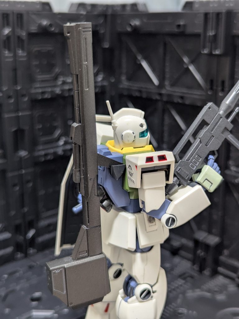 改修箇所①せっかくクレイバズーカにはマウントフックがありますので、ランドセル側面にジャンクパーツから加工したラックを取り付けて懸架出来るようにしてみました。&nbsp;改修箇所②ショルダーアーマー側面の小型スラスタの形状が設定画とキットで違いますので、中央に仕切りを入れて2つに分割しました。&nbsp;