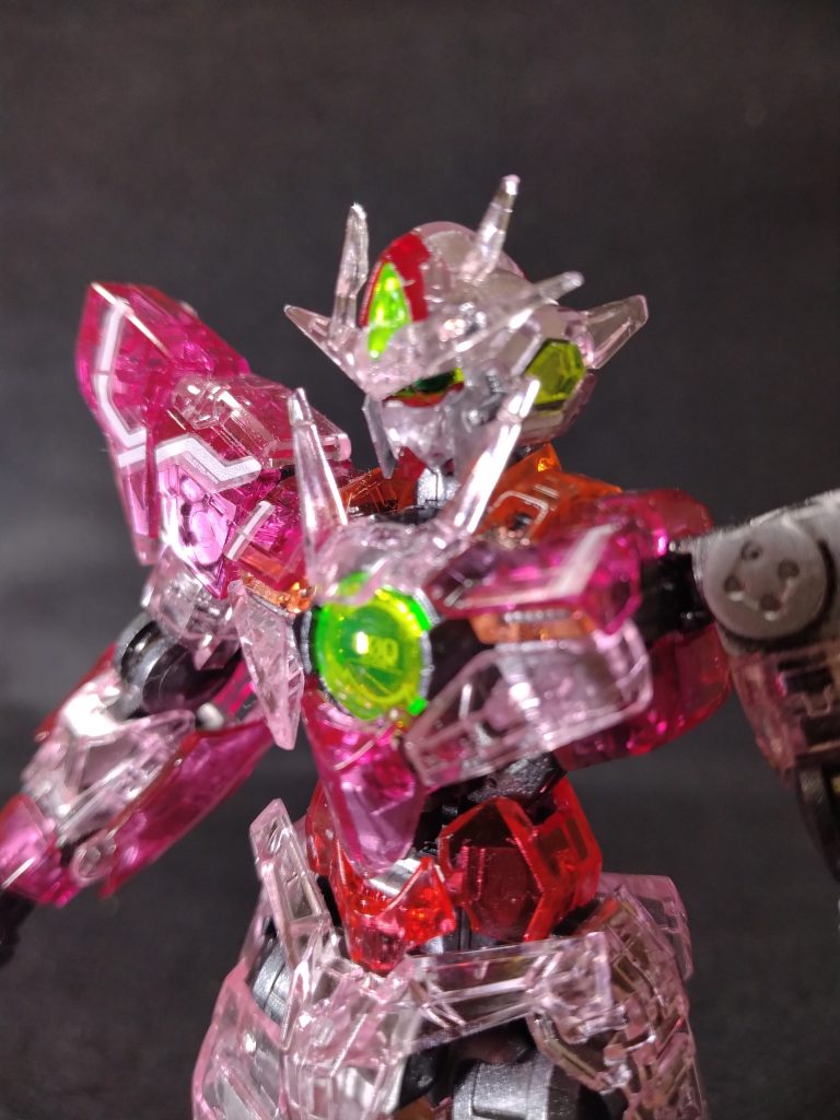作品名：RGダブルオークアンタ製作中<p>製作中のRGダブルオークアンタ[トランザムクリア]です。 頭部を組み立てました。 頭部は特に部品が小さいため、クリアパーツだとごちゃごちゃします。そこで内側をシルバーで塗り、透明感を薄くしました。 また赤い部品には、クリ [&hellip;]</p>
