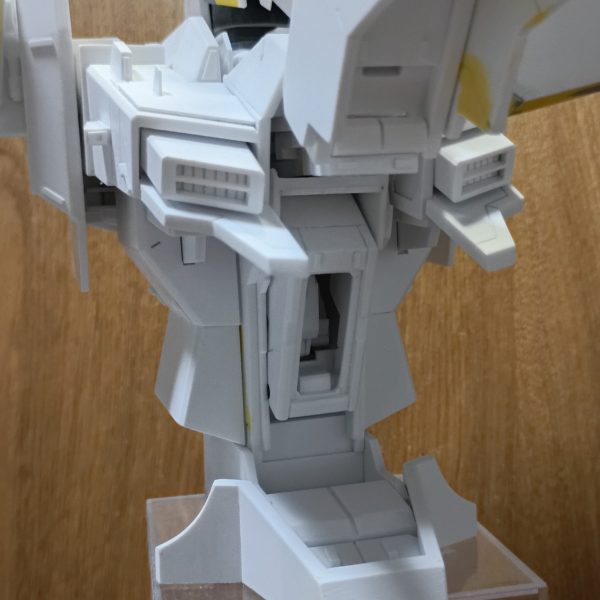 皆さん　こんにちわ　(*´∀`*)ノお久しぶりの投稿になります。仕事でヘロヘロな状態でも制作は続けていたんですよ～ (´・_・`)トライ＆エラーの繰り返しでなかなか進みませんでしたが、何とか8割ほど形になってきたかな～と思います。残りは、背面と肩フレーム周りを作って～サフチェックになる予定です・・・ﾀﾌﾞﾝ次回をお楽しみに～ (〃'▽'〃)&nbsp;（5枚目）