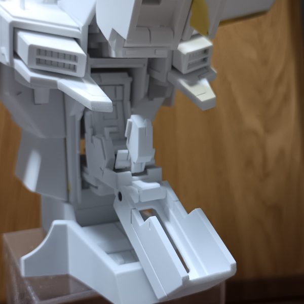 皆さん　こんにちわ　(*´∀`*)ノお久しぶりの投稿になります。仕事でヘロヘロな状態でも制作は続けていたんですよ～ (´・_・`)トライ＆エラーの繰り返しでなかなか進みませんでしたが、何とか8割ほど形になってきたかな～と思います。残りは、背面と肩フレーム周りを作って～サフチェックになる予定です・・・ﾀﾌﾞﾝ次回をお楽しみに～ (〃'▽'〃)&nbsp;（6枚目）