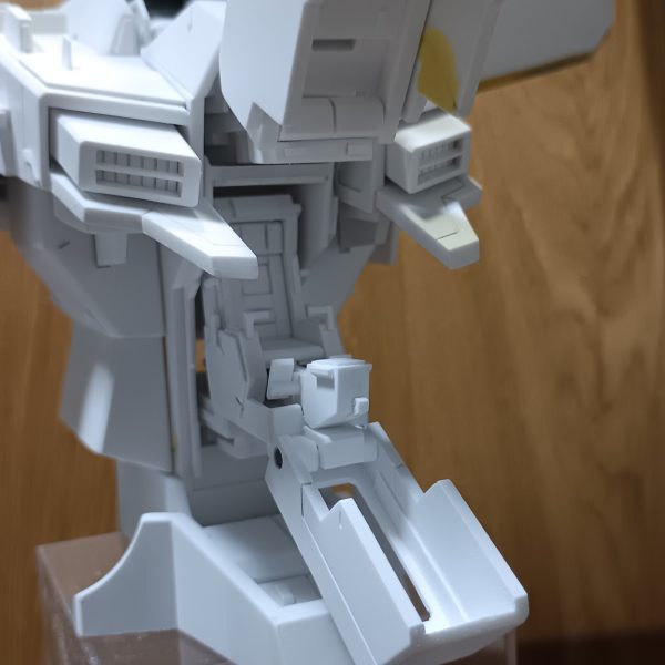 皆さん　こんにちわ　(*´∀`*)ノお久しぶりの投稿になります。仕事でヘロヘロな状態でも制作は続けていたんですよ～ (´・_・`)トライ＆エラーの繰り返しでなかなか進みませんでしたが、何とか8割ほど形になってきたかな～と思います。残りは、背面と肩フレーム周りを作って～サフチェックになる予定です・・・ﾀﾌﾞﾝ次回をお楽しみに～ (〃'▽'〃)&nbsp;（7枚目）