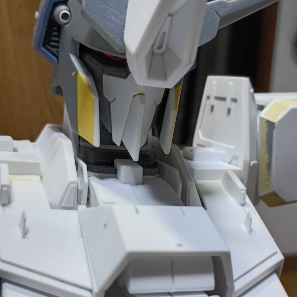 皆さん　こんにちわ　(*´∀`*)ノお久しぶりの投稿になります。仕事でヘロヘロな状態でも制作は続けていたんですよ～ (´・_・`)トライ＆エラーの繰り返しでなかなか進みませんでしたが、何とか8割ほど形になってきたかな～と思います。残りは、背面と肩フレーム周りを作って～サフチェックになる予定です・・・ﾀﾌﾞﾝ次回をお楽しみに～ (〃'▽'〃)&nbsp;（4枚目）