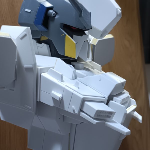 皆さん　こんにちわ　(*´∀`*)ノお久しぶりの投稿になります。仕事でヘロヘロな状態でも制作は続けていたんですよ～ (´・_・`)トライ＆エラーの繰り返しでなかなか進みませんでしたが、何とか8割ほど形になってきたかな～と思います。残りは、背面と肩フレーム周りを作って～サフチェックになる予定です・・・ﾀﾌﾞﾝ次回をお楽しみに～ (〃'▽'〃)&nbsp;（3枚目）