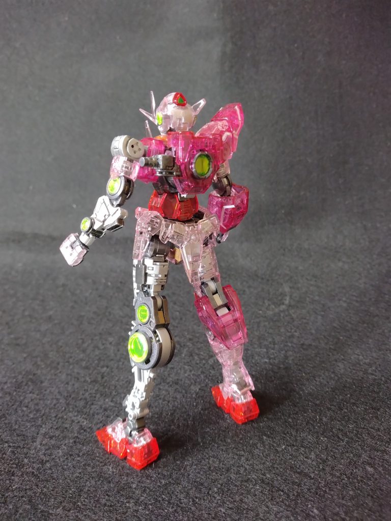 作品名：RGダブルオークアンタ製作中<p>製作中のRGダブルオークアンタ[トランザムクリア]です。バックパックとGNドライブを組み立てました。まめまめしくゲート処理して、クリアパーツには、裏表に艶有りのトップコートを吹いてあります。</p>
