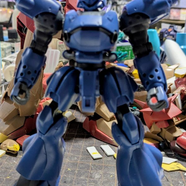 毎度の事ながらYouTubeを見ていたら急に、ケンプファーを作りたくなって『HGUC ケンプファーをはじめました〜』(AMEMIA風)。ゲート跡が酷くて何か？組みづらくって、仮組みするのに4日かかった。仮組みして、何か？違う？と言う事で、スタイル改修する事に。取り敢えず足首を画像の様にして、3ミリ延長した。足首を3ミリ延長しただけのケンプファーの画像。最後の画像は、足首を3ミリ延長＋お腹3ミリ延長＋肩の関節を0.5ミリのプラ板を噛ませて、怒り肩になる様にしたケンプファーになります。現在は、更に股や頭の改修。やスジ彫りなどのディテールUP等をする予定。&nbsp;（7枚目）