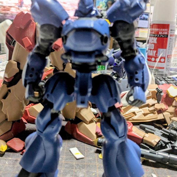 &nbsp; 2026年 4月25日(土)。左肩のショルダーアーマーの棘を画像のランナーのマジックペンで、印をしている所を切り取り約5ミリ延長した。スタイル改修が、ほぼ終了？後は、ディテールUPと塗装するだけ。大体ここまで来ると満足して放置しちゃうだなぁ〜。&nbsp;2026年 4月(金)。この日、再販は無いけど仕事が終わり17時20分頃ホビーゾーンへ行く。常連の1人がいた。話しを聞くと明日発売開始のアリュゼウス、クシィーガンダムがまだ届いていないとか。サブ問屋から来た2個だけで、メイン問屋からの荷物は佐川急便のやらかしで、栃木の中継基地で商品が止まっているとか？しかも入荷予定の一部だけしか無いとか？店長さんブチギレでした。今から栃木までその一部だけしか無いアリュゼウスとクシィーガンダムを取りに行くと。残業代出るんですか？と尋ねると店長は、残業代出ないですよ。いつもならとっくに明日の準備が終わっていたのにと更にブチギレでした。&nbsp;(土)は、ホビーゾーンの抽選販売に参加しょうと思っていたが、そう言う理由で別のお店へ。約70個位アリュゼウスがあった。クシィーガンダムは、約20個あった。MG ファッツが買え無かったのが残念だった。&nbsp;&nbsp;（3枚目）
