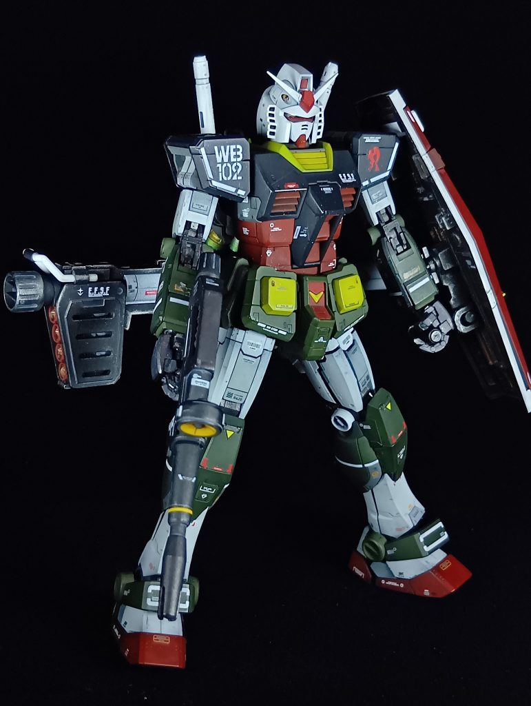 左側肩アーマーにRX78-2のペガサスマーク配置。今回のお気に入り一つです。(gundam-kao3)ハイパーバズーカを後部にマウント。シールドとビームライフル装着。このポージングが一番苦戦しました。（泣）（泣）(zaku-kao9)
