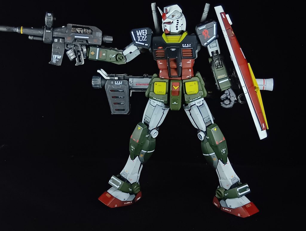 今回撮影は黒背景でチャレンジ。RX78-2 ガンダムの武器はビームライフル。(aku-kao6)