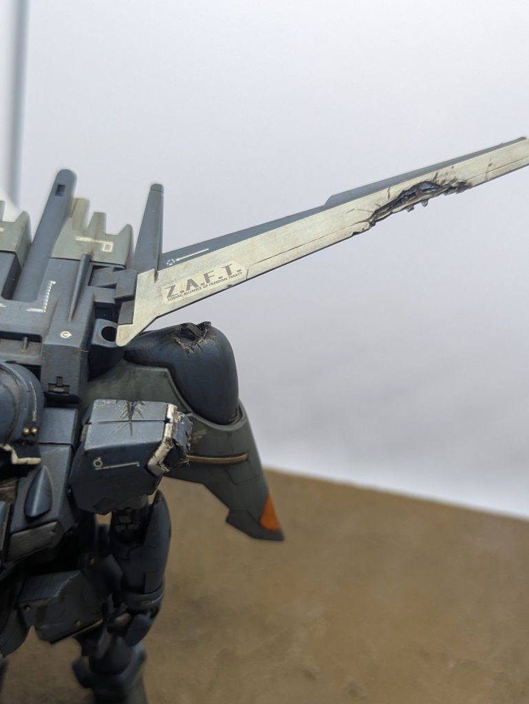 エールストライカーのウイング部のダメージは中のフレームがむき出しになってる感を出してます🫠