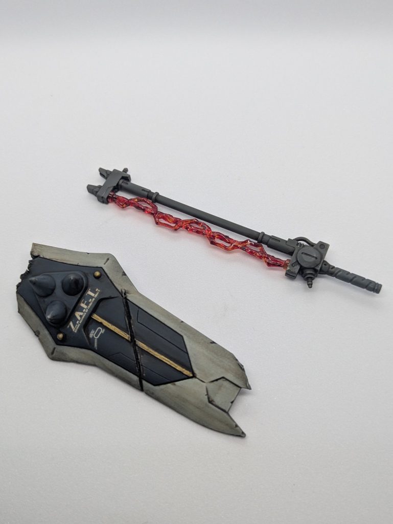 武装は、なんかビームのやつとザクウォーリアのシールドを装備しています。シールドはザクウォーリアの物を手持ちで使っています。共に戦ってきた戦友の大破したザクウォーリアの盾という設定です🥺