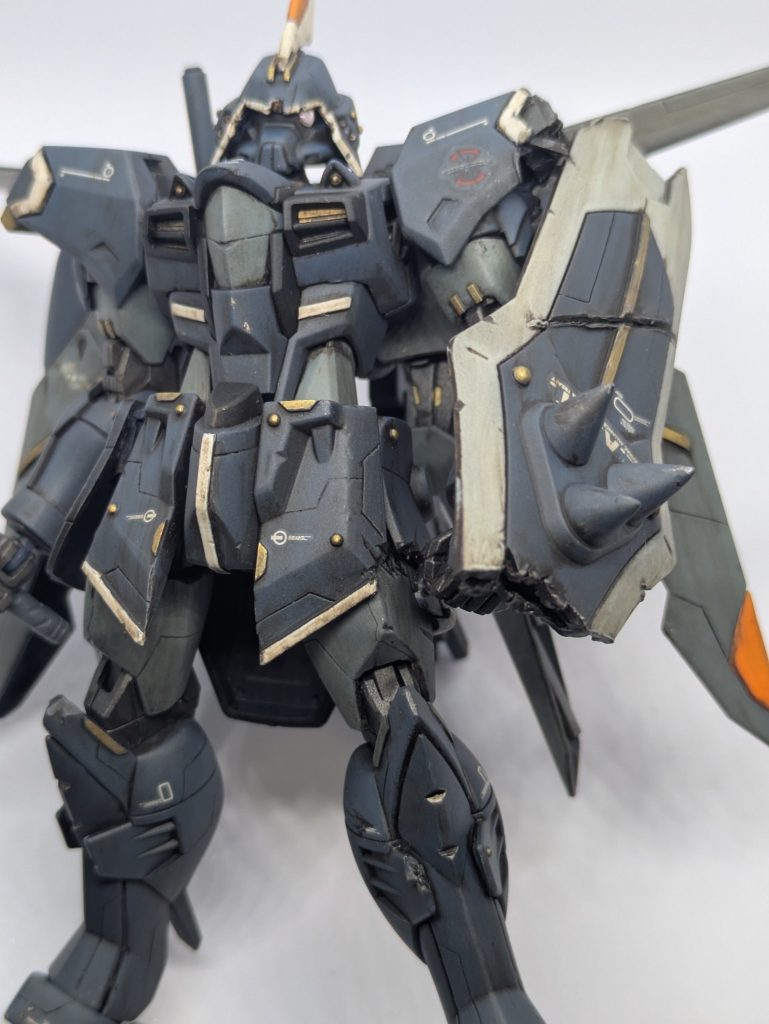 各所にディテールアップを施し歴戦感を出す為にウェザリング、ダメージ加工をしてあります。