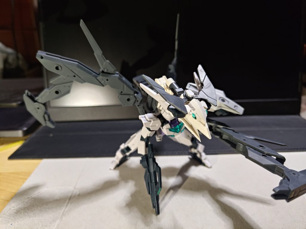 変更点・ウィングバインダー・尻尾・フライヤー形態の変形&nbsp;加工点・フライヤー形態時に頭部V字アンテナが他と干渉してしまっていた為、先端をカット・カットした端材は廃棄せず、竜頭部パーツに接着　ガンダムメタグリーンで塗装し、センサーアイとして再利用・竜頭部の形状を整える為、数カ所切削　一部パーツ位置変更