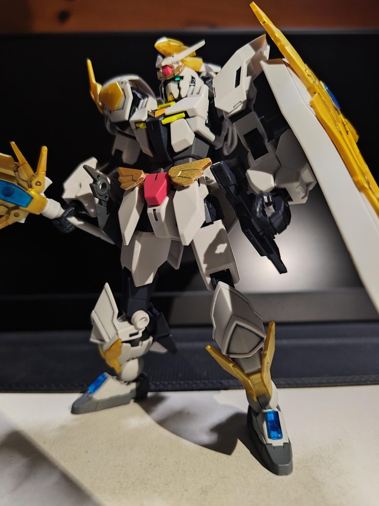 フロント腰左右にジョイントを追加し、武装ラックに足の甲がそのままだと3mm穴だけで少し味気無く感じたので、0.5mmほど溝を彫ってランナーのT字状の部分を加工し埋め込み・接着